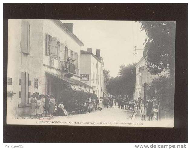 47 Castelmoron Sur Lot Route Départementale Vers La Place édit. Seune N° 2 Très Animée Café , Cachet Militaire - Castelmoron