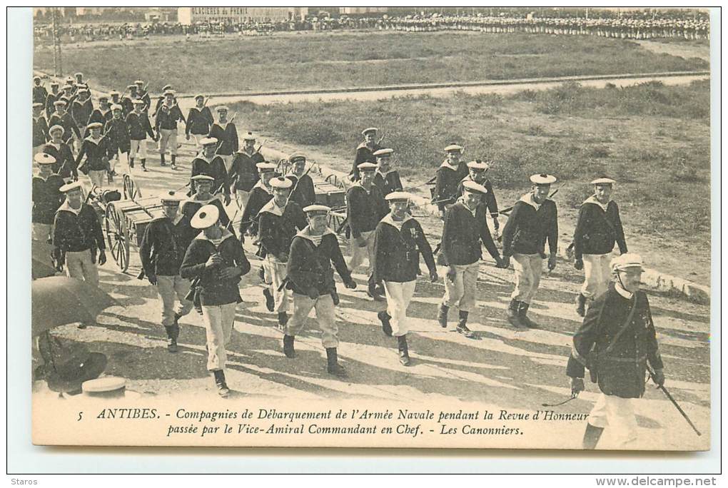 ANTIBES - Compagnies De Débarquement De L'Armée Navale Pendant La Revue D'Honneur ... Les Canonniers - N°5 - Autres & Non Classés