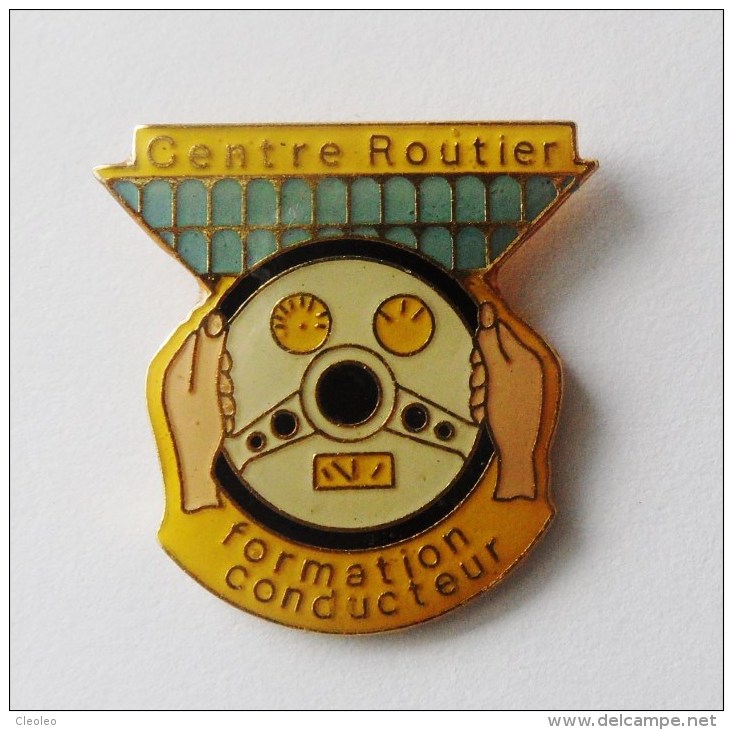 Pin's Centre Routier Formation Conducteur - 20R - Autres & Non Classés