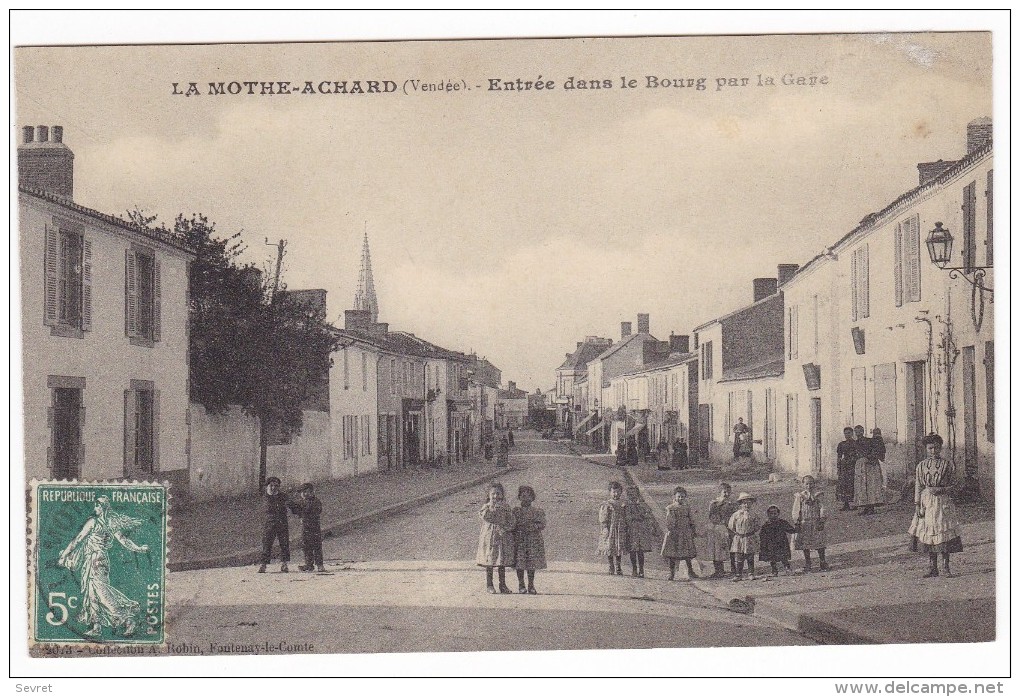 LA MOTHE ACHARD. - Entrée Dans Le Bourg Par La Gare. Cliché Assez Rare - La Mothe Achard