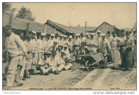 25 PONTARLIER / Epluchage Des Patates, Le Camp Des Pareuses / - Pontarlier