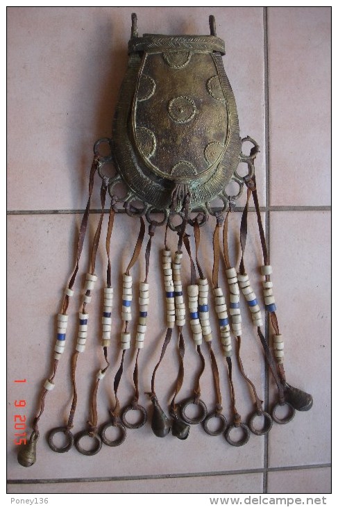 Porte-amulettes De Case En Bronze Avec Lanières De Cuir ,perles Et Grelots.poids:1,4kgs.Hauteur étui:22cms Largeur:17cms - Art Africain