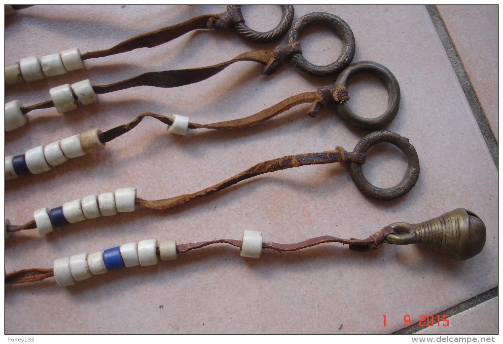 Porte-amulettes De Case En Bronze Avec Lanières De Cuir ,perles Et Grelots.poids:1,4kgs.Hauteur étui:22cms Largeur:17cms - Art Africain