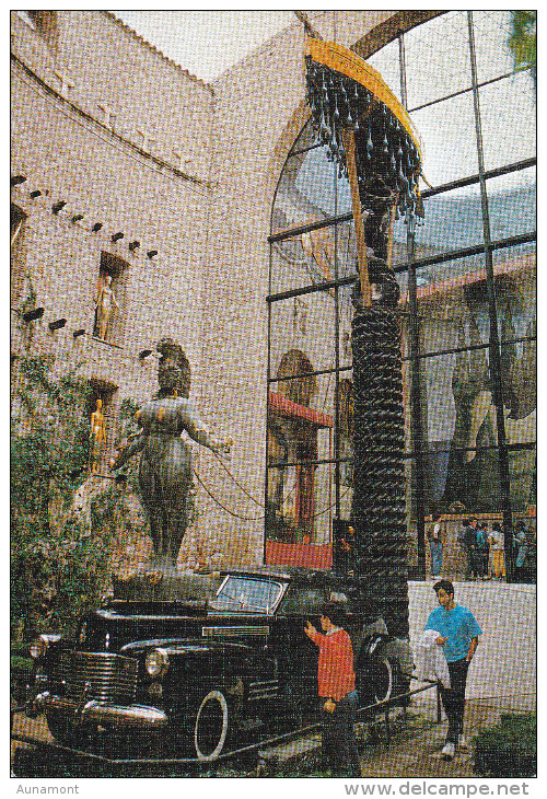 España--Gerona--Figueras--Museo" Dali "--Teatro-Patio--1986 - Museos