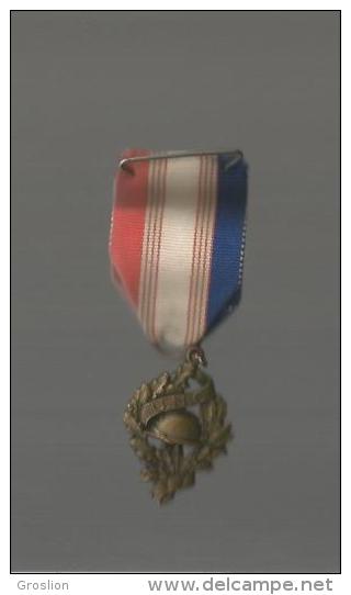 MEDAILLE DE L'UNION NATIONALE DES COMBATTANTS UNC - Francia