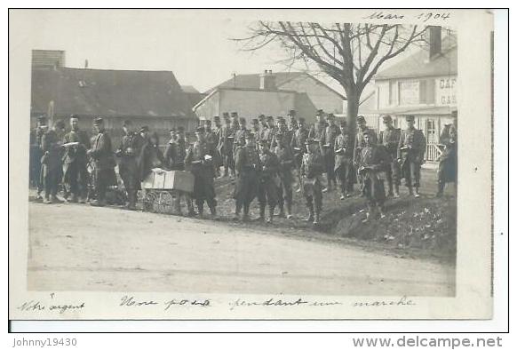 CP PHOTO SOLDATS - UNE POSE PENDANT UNE MARCHE ( Animées -  éditeur: GALIEN - MOURMELON-LE-GRAND ) - Mourmelon Le Grand