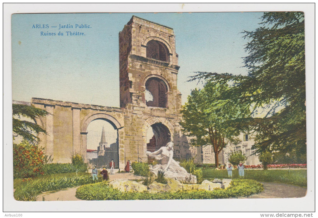 13 - ARLES SUR RHÔNE GRAND HÔTEL DU FORUM  LE JARDIN PUBLIC RUINES DU THÉÂTRE - 25/7/1916 - CARTE HELIA MOULLOT - 2 Sca - Arles