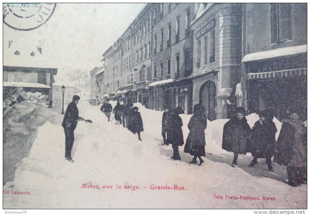 Très Jolie CPA De Morez  Sous La Neige , Avec Un Groupe D'enfants - Jura - L´Hotel De Ville, 1908 Animée, Circulee, Avec - Morez