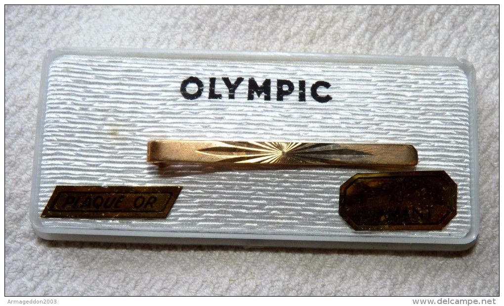 MAGNIFIQUE PINCE A CRAVATE OLYMPIC PLAQUE OR GRAVE AU DIAMANT NEUVE DANS SA BOITE  5.2  CM ENVIRON - Other & Unclassified