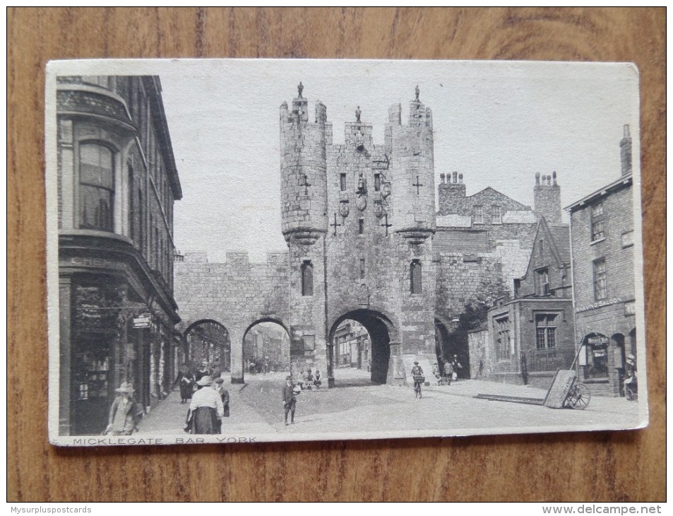 46263 POSTCARD: YORKSHIRE: Micklegate Bar, York. - York