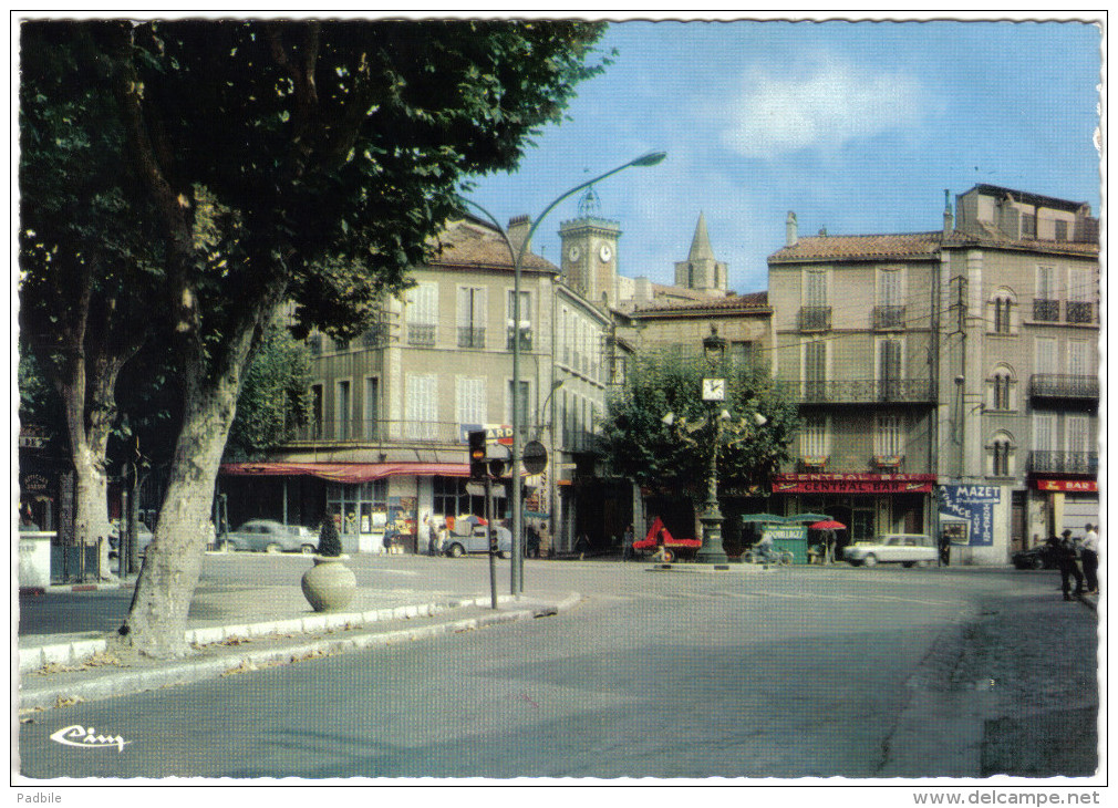 Carte Postale 13. Aubagne  Centre Ville Place Pasteur  Trés Beau Plan - Aubagne