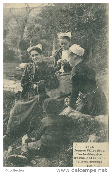 29 LA ROCHE MAURICE / Jeunes Filles Travaillant La Dentelle Au Crochet / - La Roche-Maurice