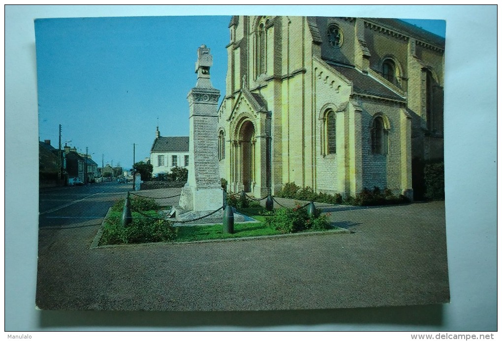 D 14 - Port En Bessin - L'église Et Le Monument Aux Morts - Port-en-Bessin-Huppain