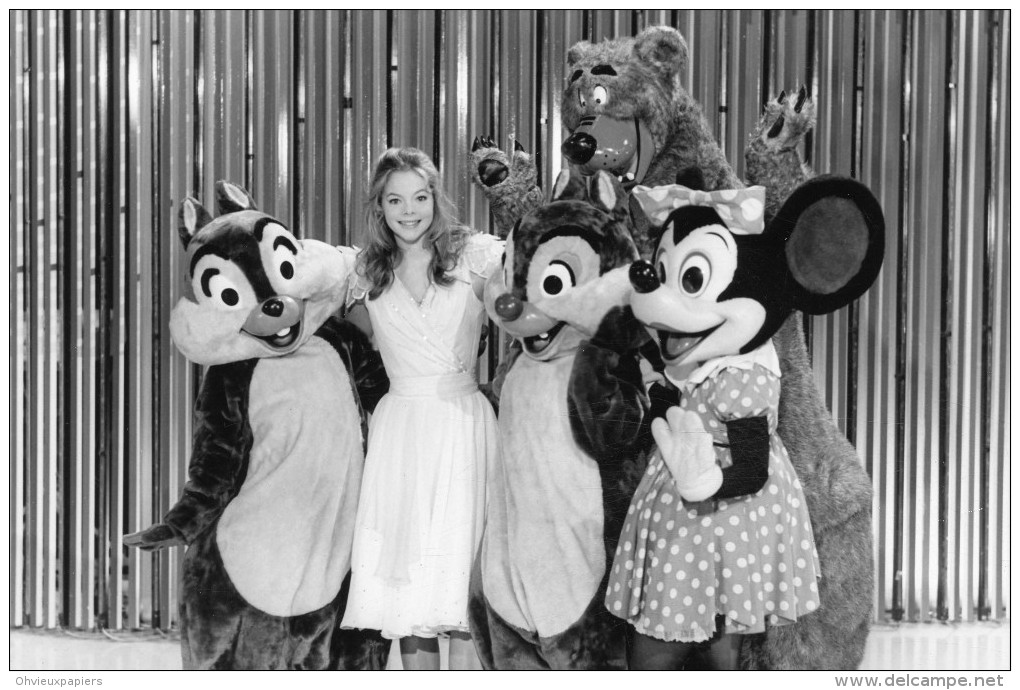 Photo De Presse -  TELEVISION -  SALUT DES MICKEYS   Avec  DOUCHKA   En 1984 - Personnes Identifiées