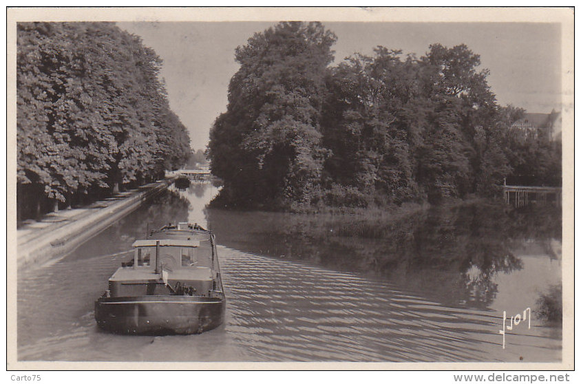 Péniches - Péniche Et Chemin De Halage à Châlons Sur Marne La Fourche - Péniches