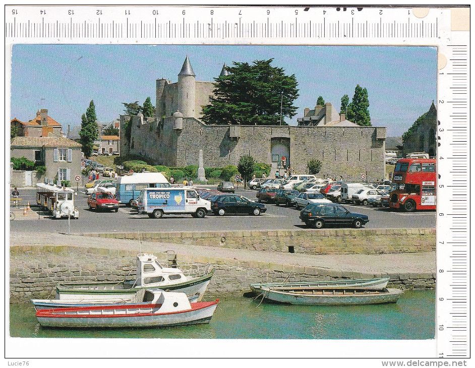 NOIRMOUTIER   EN  L  ILE    -    Le  Port   Et  Le   Château   -   Bâteaux   -   Barques   -    Véhicules  Anciens  - - Ile De Noirmoutier