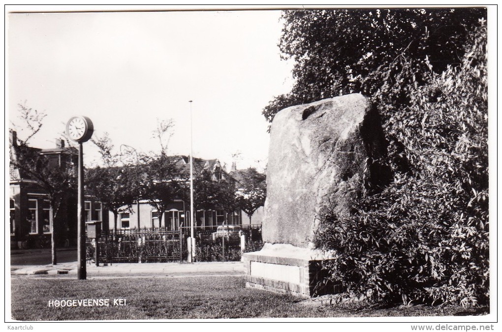 Hoogeveen - Staand Horloge Met Hoogeveense Kei, P.T.T. Brievenbus    - Drenthe / Holland - Hoogeveen