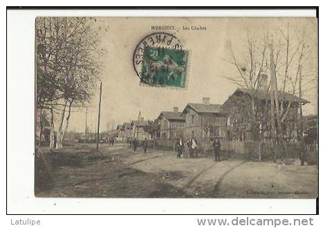 Morcenx  40    Les Chalets Et La Rue Bien Animée-pli Leger Au Centre Au Dos - Morcenx