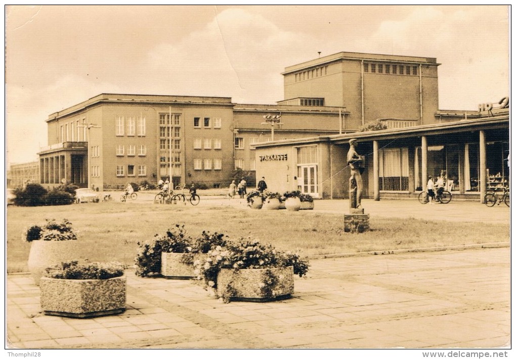 BITTERFELD - Kulturpalast "Wilhelm Pieck" Und Einkaufszentrum - Circulé Avec Timbres, 2 Scans - Bitterfeld