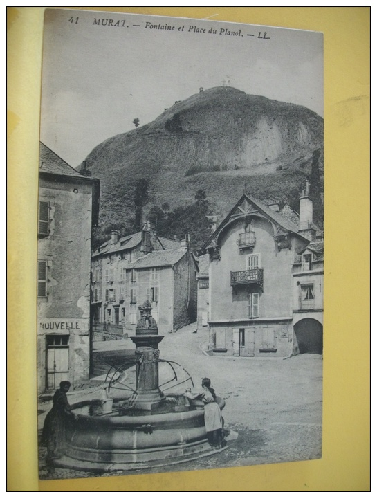 15 76 - CPA - MURAT - FONTAINE ET PLACE DU PLANOL  - ANIMATION (VOIR SCANS RECTO VERSO) - Murat