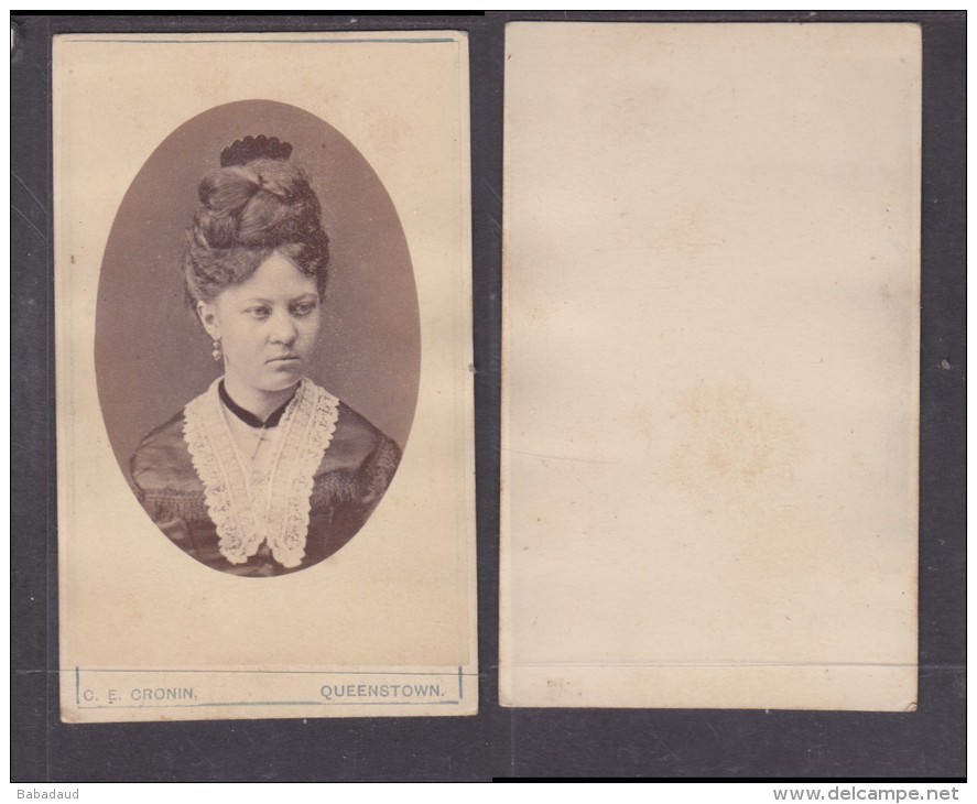 Carte De Visit; , Photo , S.Africa, C.E. CRONIN, Queenstowm , Young Lady, Hair Up, Crucifix - Anonymous Persons