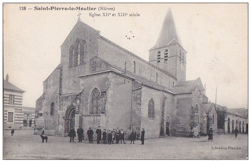 58 SAINT PIERRE Le MOUTIER Animation ENFANTS Devant L'  EGLISE  écrite - Saint Pierre Le Moutier