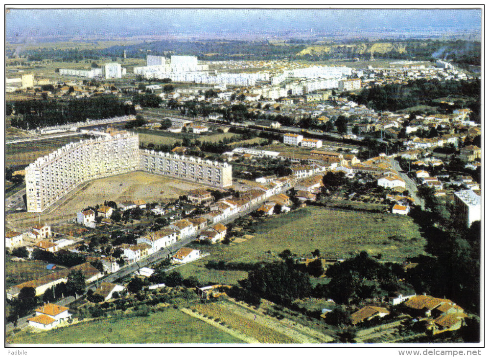 Carte Postale 31. Muret  Et La Nouvelle Cité HLM  Vue D´avion  Trés Beau Plan - Muret