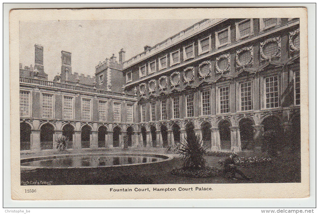 Fountain Court, Hampton Court Palace (pk23103) - Middlesex