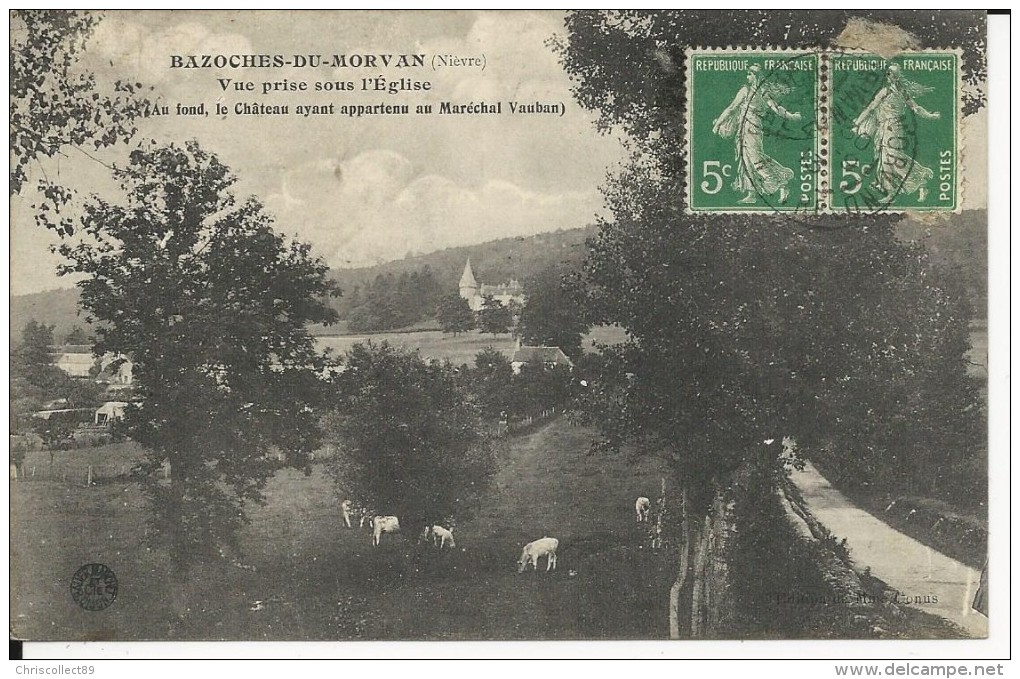 Carte Postale :  Bazoches - Du - Morvan - Vue Prise Sous L´Eglise - Au Fond Le Château Appartenant Au Maréchal Vauban - Bazoches