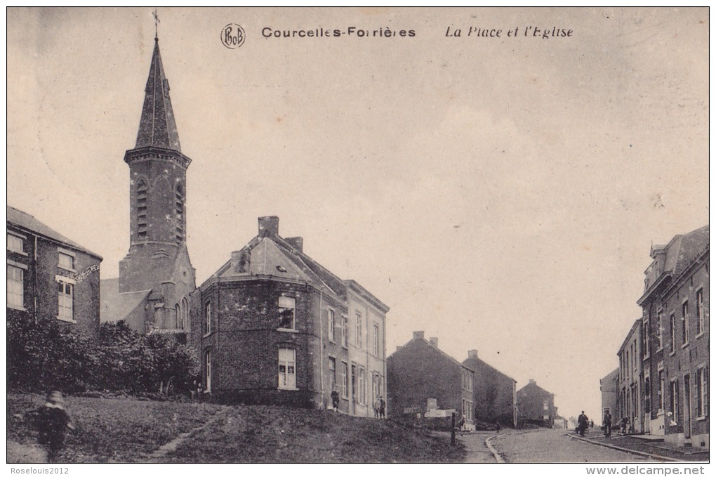 COURCELLES / FORRIERES : La Place Et L'église - Courcelles