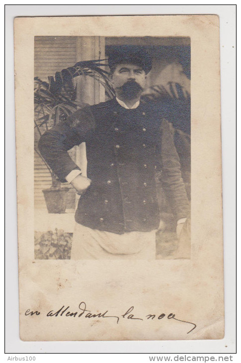 CARTE POSTALE PHOTO VELOX EN ATTENDANT LA NOCE HOMME GROSSE MOUSTACHE - VIEUX MOULIN OISE (60) 1905 - 2 Scans - - Photographie