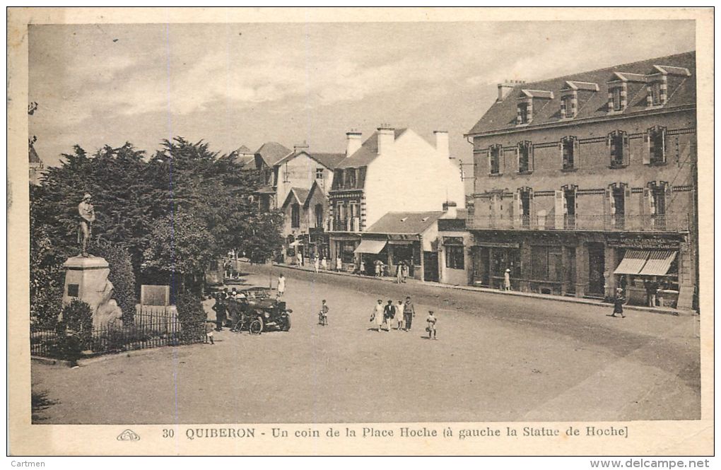 56 QUIBERON UN COIN DE LA PLACE HOCHE  CARTE  AYANT  VOYAGE - Quiberon