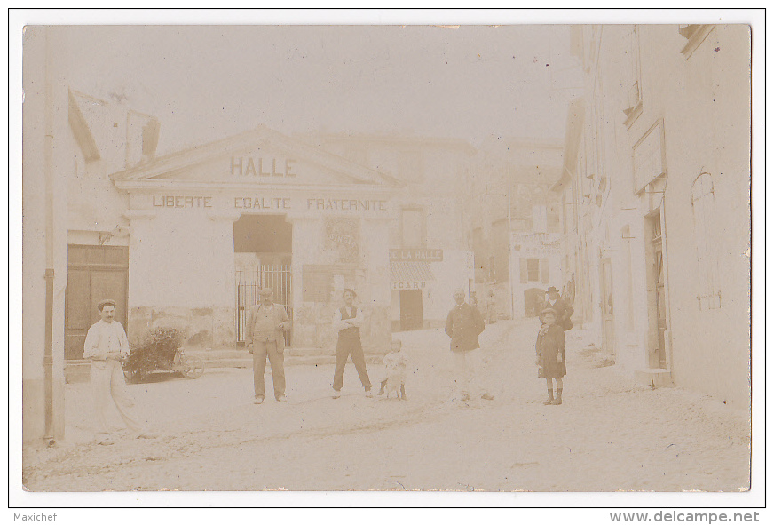 Carte Photo - Gallargues Le Montueux - Place Des Halles (animation, Halle, Café, Boucherie-charcuterie) Date Illisible - Gallargues-le-Montueux