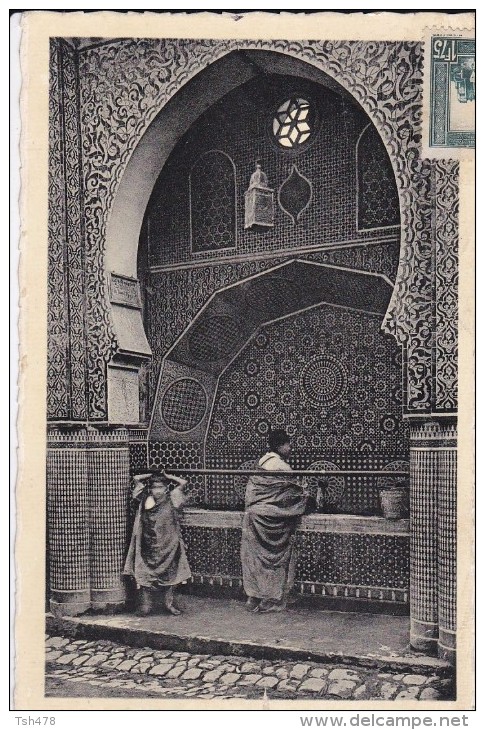 MAROC---FEZ---vieille Fontaine En Mosaique Dans La Médina---voir 2 Scans - Fez (Fès)