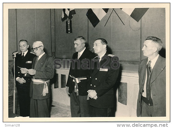 LEZIGNAN - PHOTO NOVEMBRE 1957 - M. TARDIEU ADJOINT PRONONCANT SON DISCOURS (dimension 14,5 X 10,5) - Persone Identificate