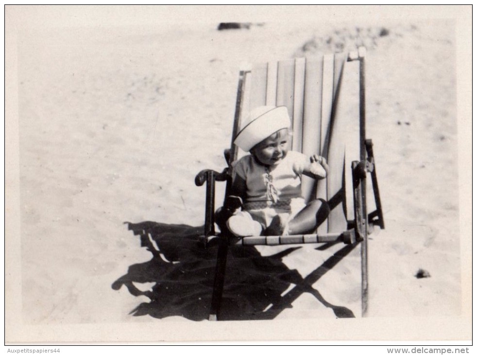 Photo Originale D'un Petit Mouse Sur La Plage - Bébé - Transat - Personnes Anonymes