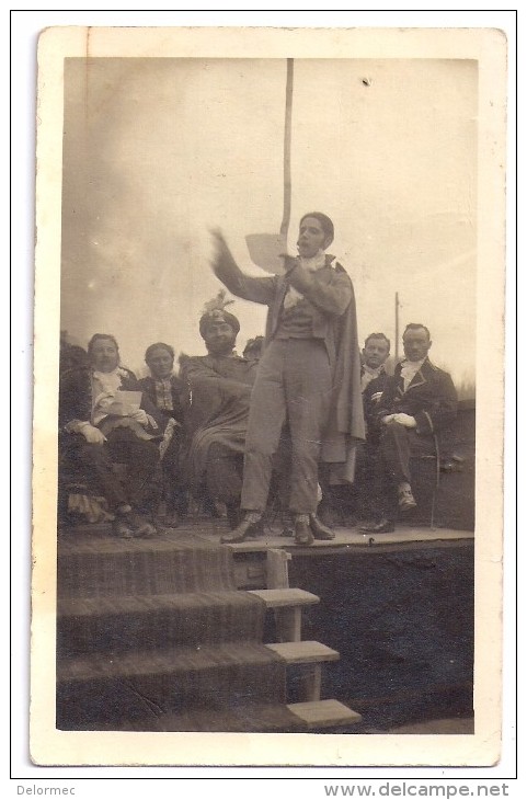 CPA Photo Hommes Déguisés Sur Une Estrade Lecture D'un Discours Marcel Imbert Photographe à Loches 37 Indre Et Loire - Loches