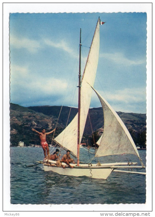TAHITI--datée 1981--Pirogue à Balancier Avec Voile (animée), Cpsm15 X 10 N°131 éd H.Labaysse & Sons - Tahiti