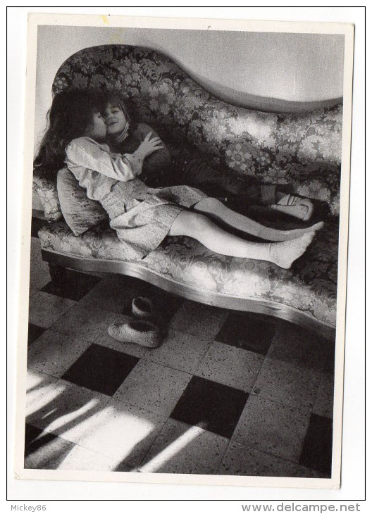 Photographe Pierre BERENGER--Photomania--Le Petit Baiser-Deux Enfants Sur Canapé-,cpsm 15 X 10 N°P143 éd Photomania - Autres & Non Classés