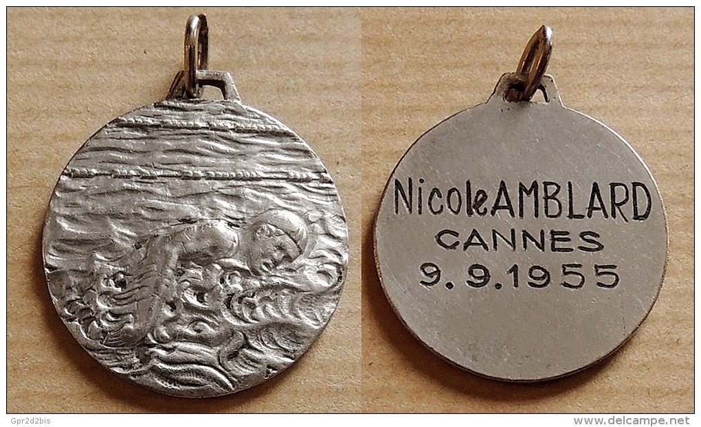 Ancienne Médaille En Métal Argenté De Natation Décernée à Une Nageuse à Cannes En 1955 - Schwimmen