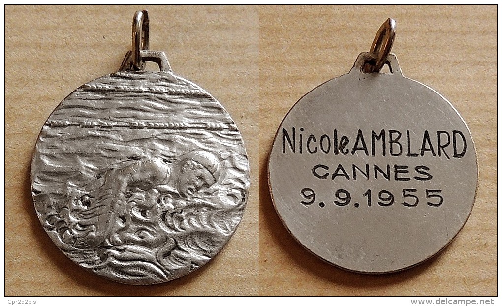 Ancienne Médaille En Métal Argenté De Natation Décernée à Une Nageuse à Cannes En 1955 - Natación