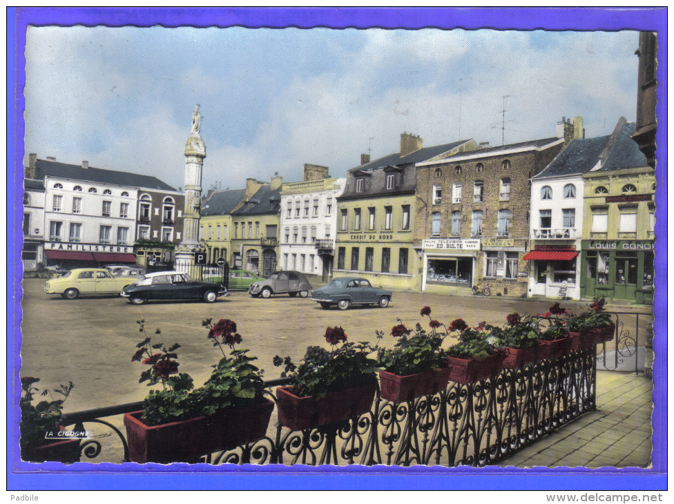 Carte Postale 59. Bavay  DS Citroën  Crédit Du Nord  Sur La Grand'Place Et La Colonne Brunehaut  Trés Beau Plan - Bavay