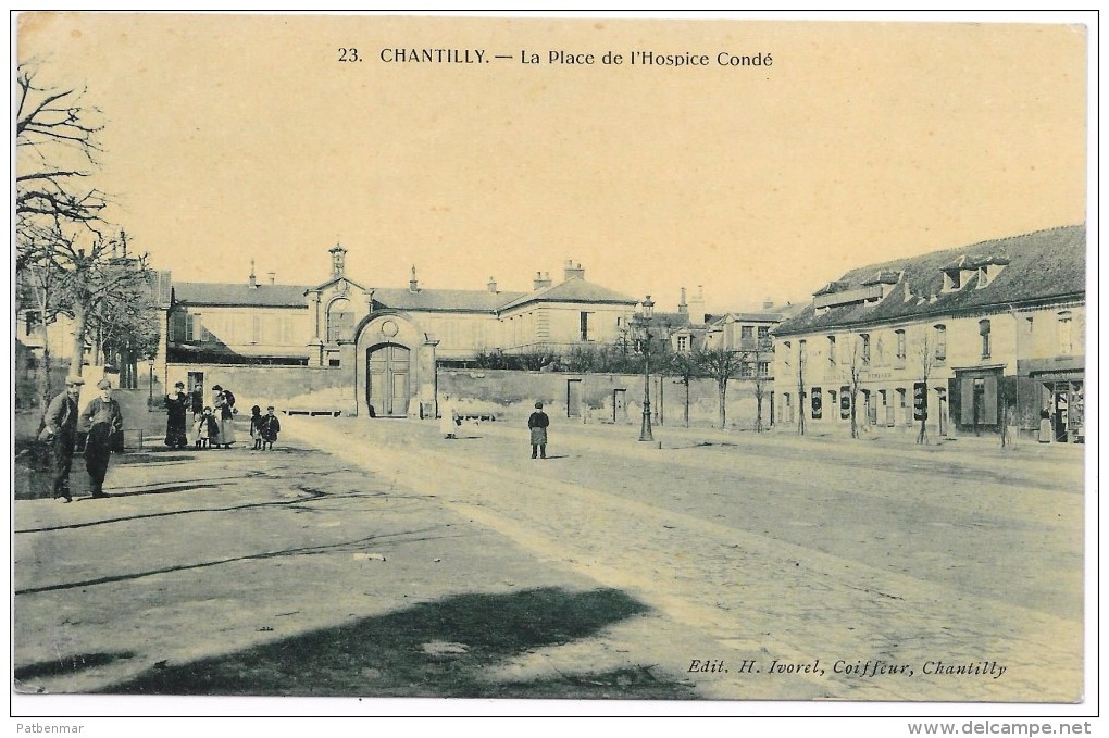 CHANTILLY LA PLACE DE L'HOSPICE CONDE - Chantilly