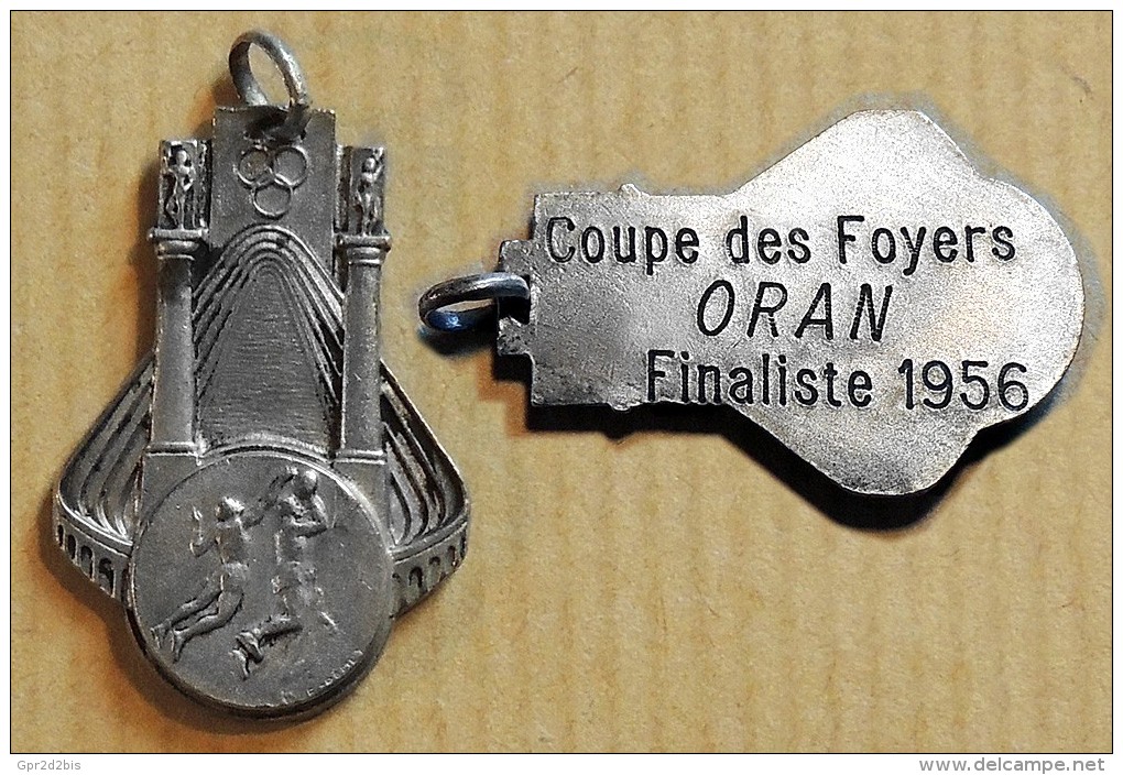 Basketball - Ancienne Médaille En Métal Argenté : ALGERIE ORAN 1956 Finaliste De La Coupe Des Foyers ( Demey ) - Habillement, Souvenirs & Autres