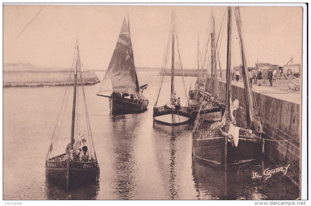 Carte 1930 ST VAAST LA HOUGUE : Le Port Et Barques Rentrant De Pêche (voiliers) - Saint Vaast La Hougue