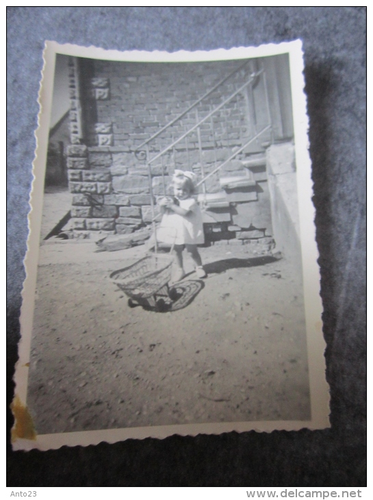 Photos Originale D Une Petite Fille Bernadette En 1950 Et Sa Poussette - Autres & Non Classés