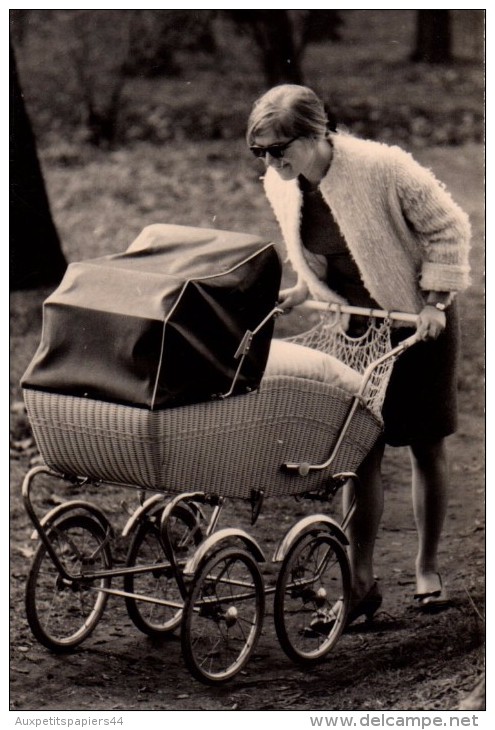 Photo Originale De Landau Et Poussettes - Mère Et Poussette Osier En 1969 - Objets