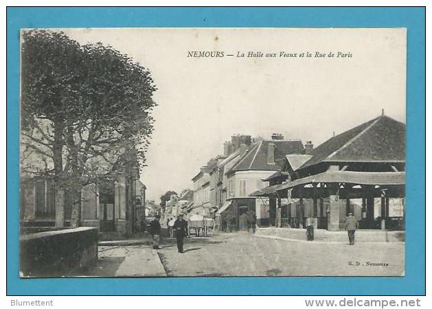 CPA La Halle Aux Veaux Et La Rue De Paris NEMOURS 77 - Nemours