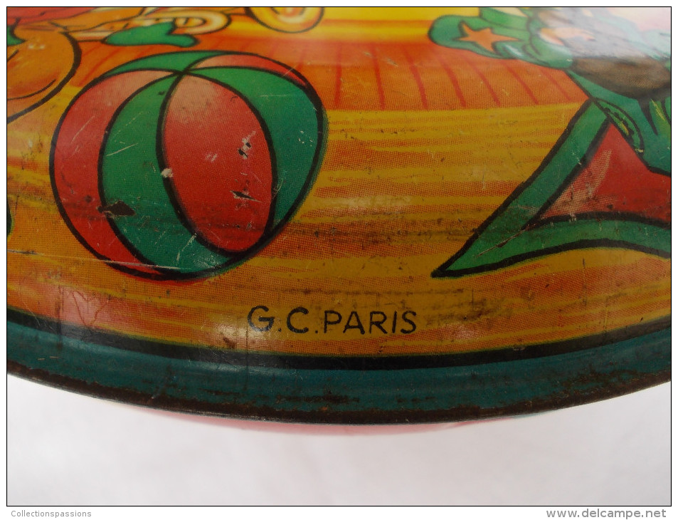 Ancienne toupie décorée sur le thème du cirque -