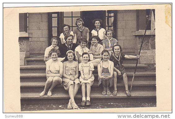 Visé (?) - Groupe De Filles Sur Les Escaliers (mouvement De Jeunesse) (carte-photo) - Wezet